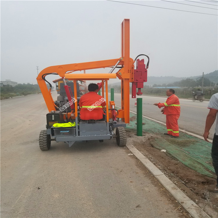 濟寧宏潤鏟車式護(hù)欄鉆孔機濟南施工現(xiàn)場